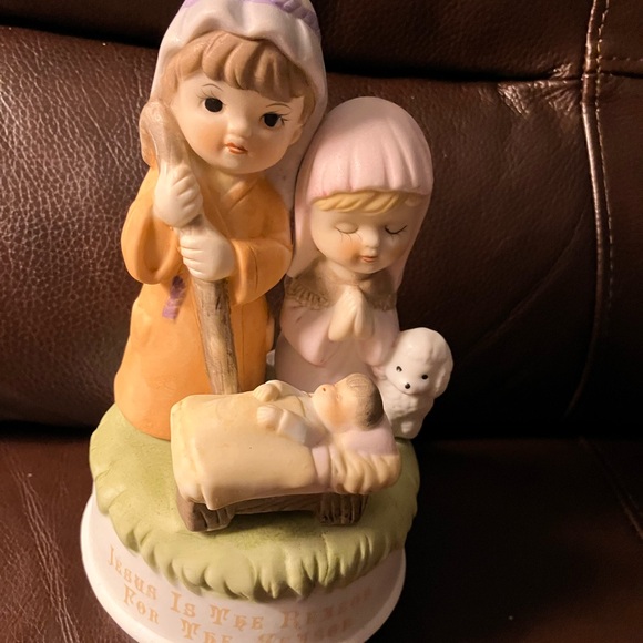 MUSIC BOX JOSEF/MARY & BABY JESUS WITH LAMB. 🐑 9” - Picture 7 of 7